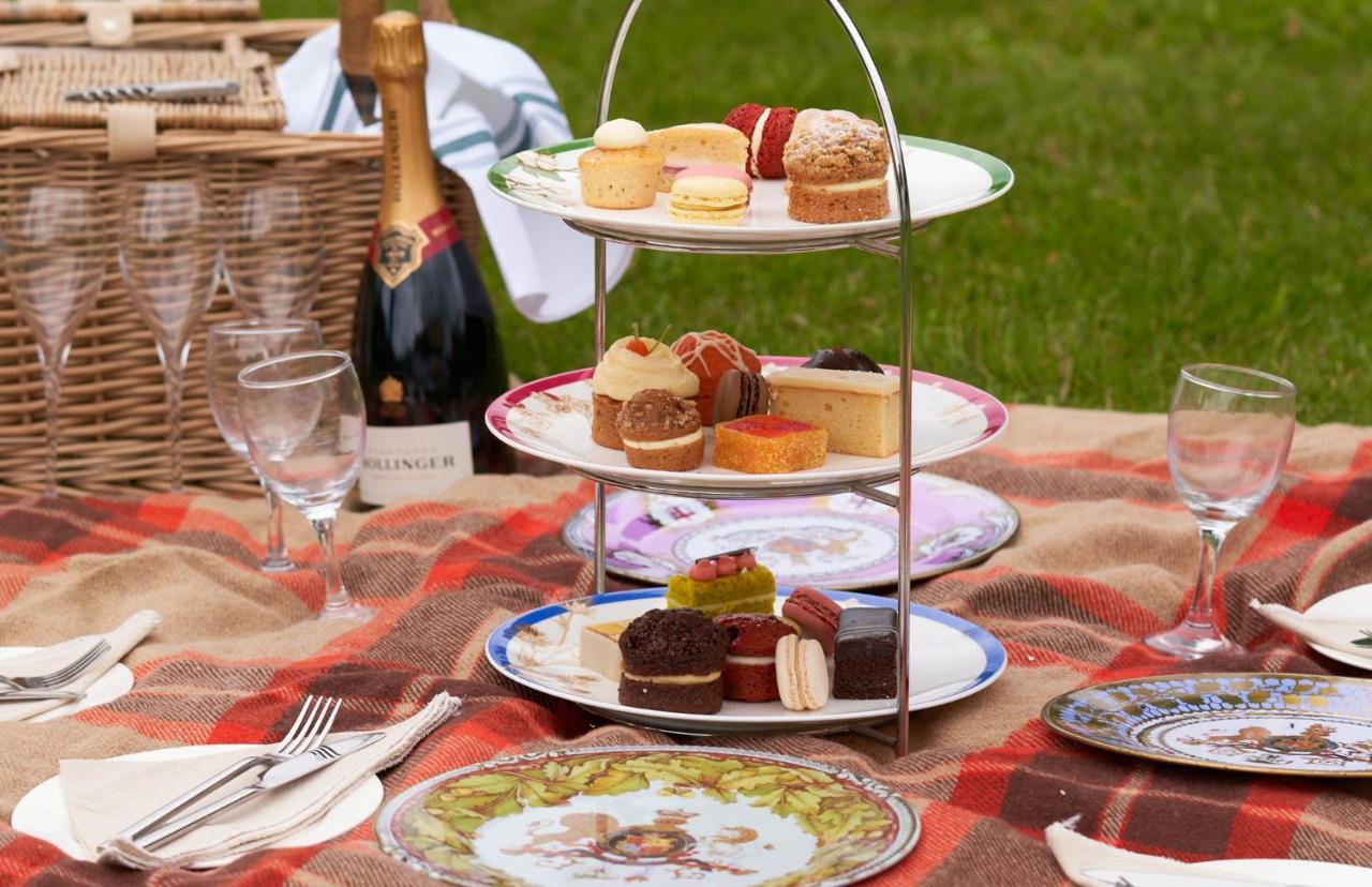 Hotel The Mitre, Hampton Court Kingston upon Thames  Zewnętrze zdjęcie A picnic