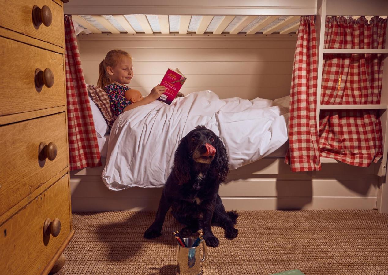 Hotel The Mitre, Hampton Court Kingston upon Thames  Zewnętrze zdjęcie A girl reading in bed