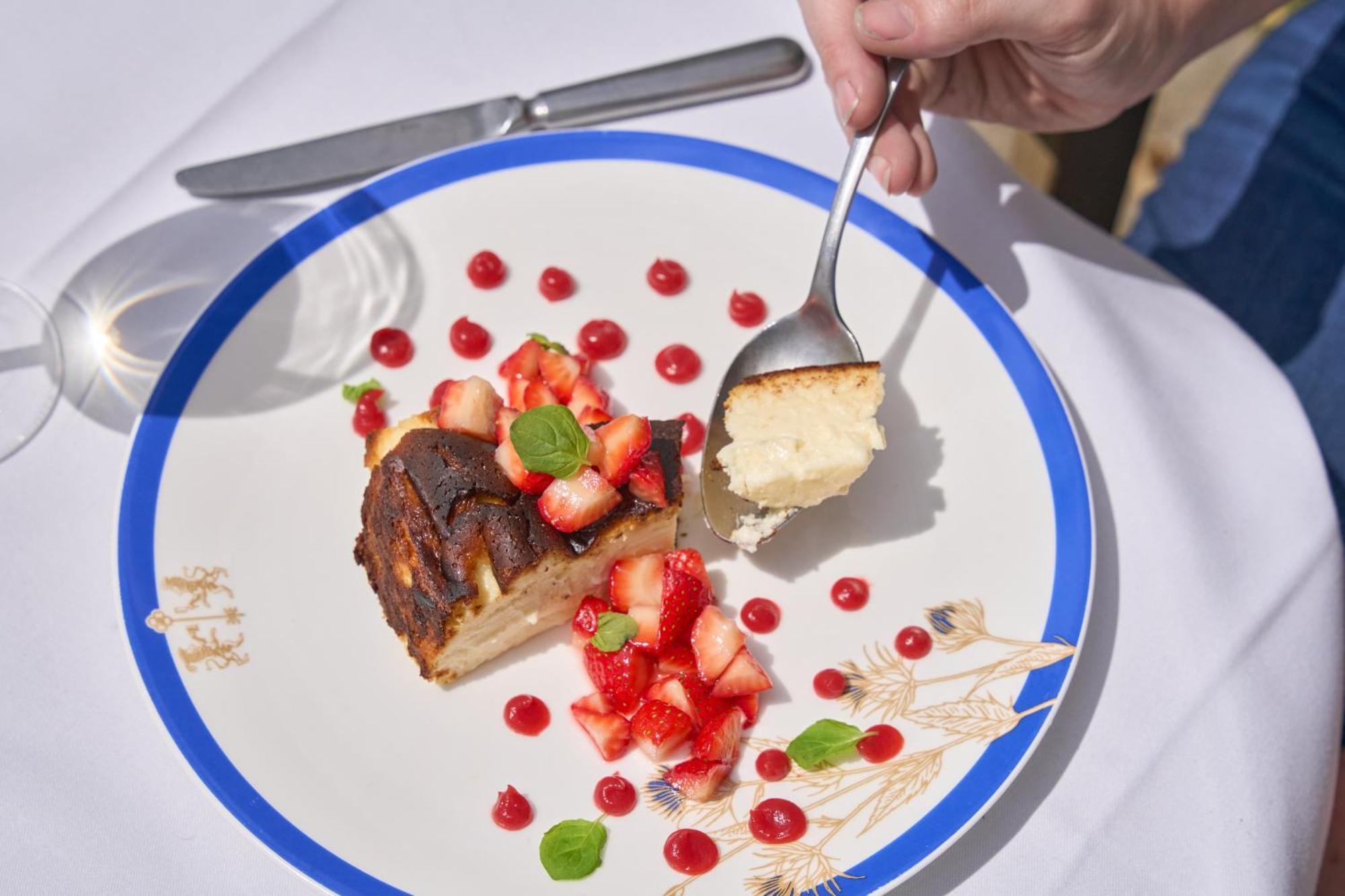 Hotel The Mitre, Hampton Court Kingston upon Thames  Zewnętrze zdjęcie A person eating a dessert with a spoon