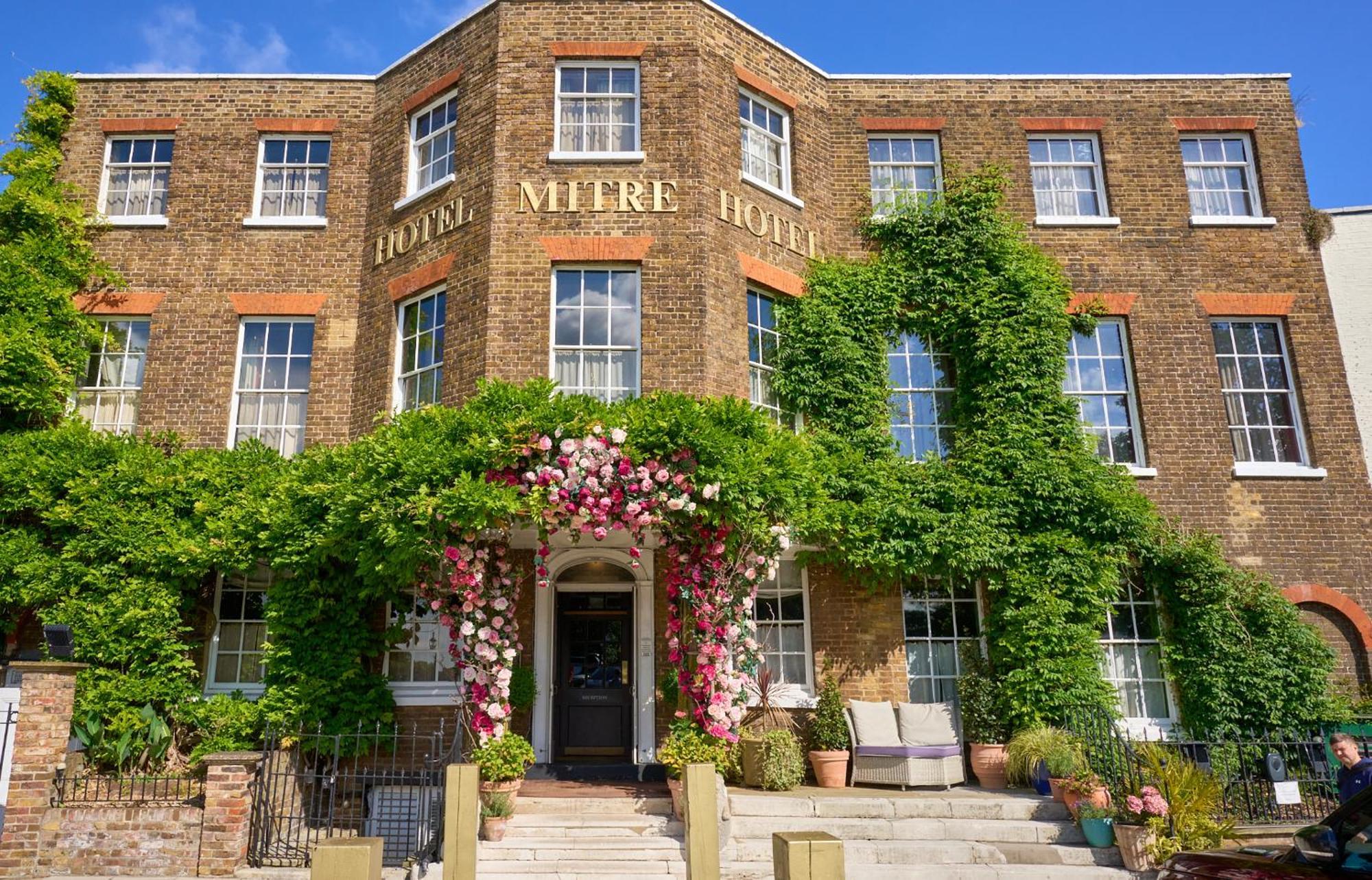 Hotel The Mitre, Hampton Court Kingston upon Thames  Zewnętrze zdjęcie The hotel in 2014