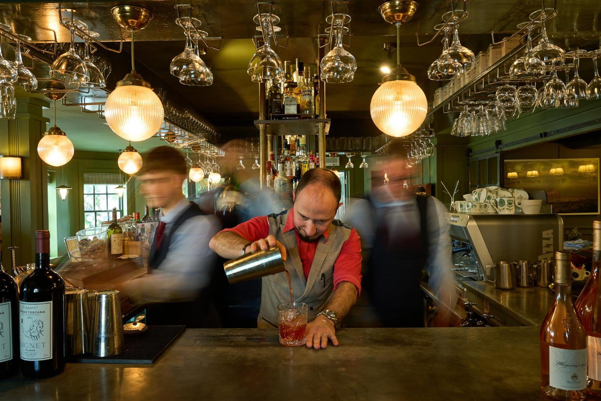 Hotel The Mitre, Hampton Court Kingston upon Thames  Zewnętrze zdjęcie A bartender at work