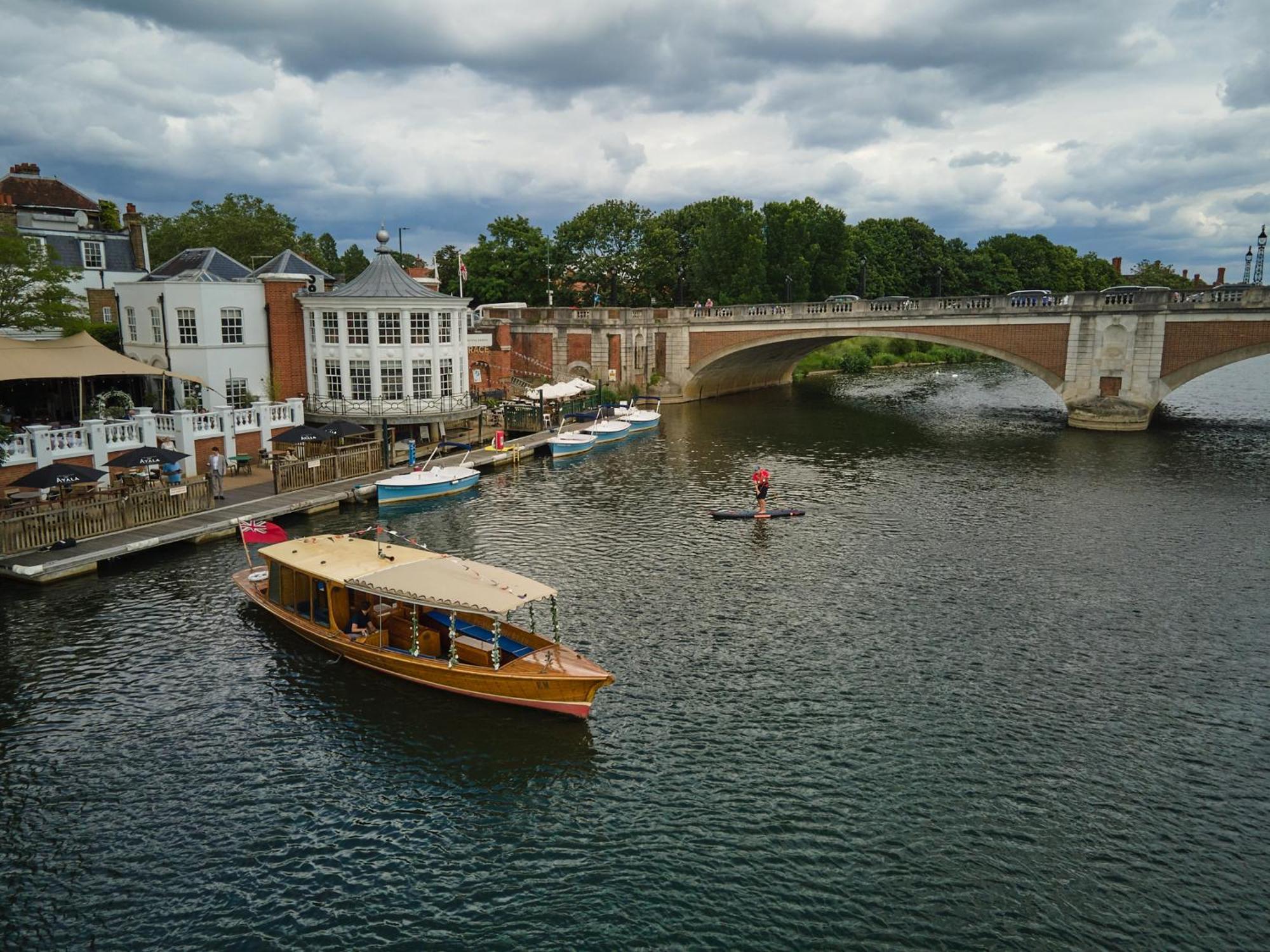 Hotel The Mitre, Hampton Court Kingston upon Thames  Zewnętrze zdjęcie The River Wey at Farnham