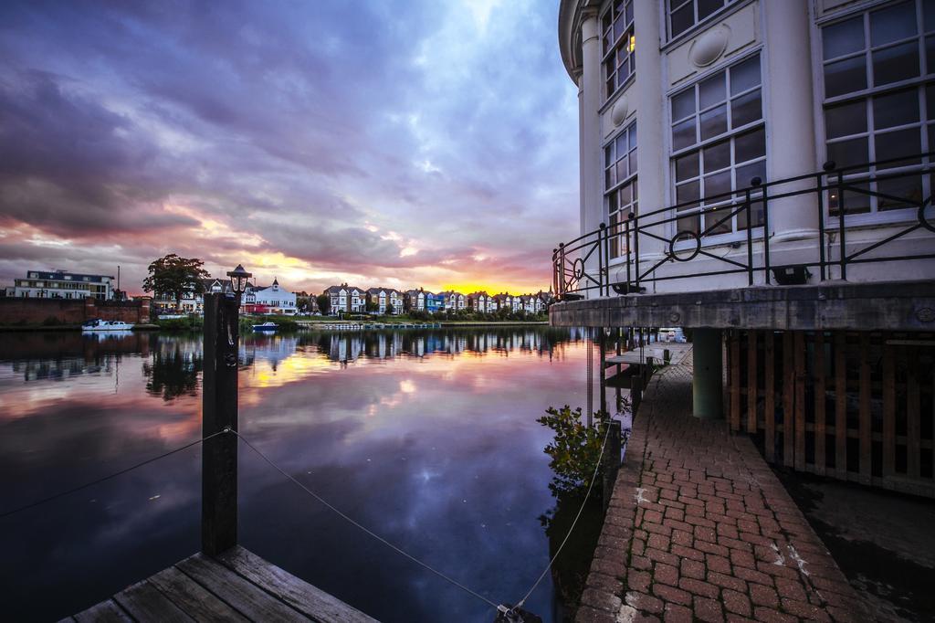 Hotel The Mitre, Hampton Court Kingston upon Thames  Zewnętrze zdjęcie Sunset at the Marina