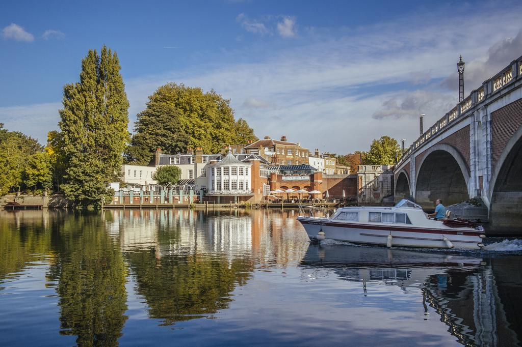 Hotel The Mitre, Hampton Court Kingston upon Thames  Zewnętrze zdjęcie The River Wey at Farnham